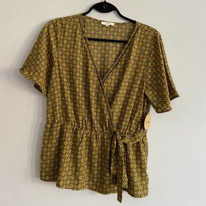 New w/tags flowy floral blouse/top. Size L